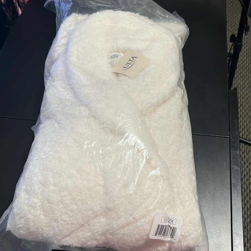 NWT: ultra beauty bathrobe size 1x /2x  color white